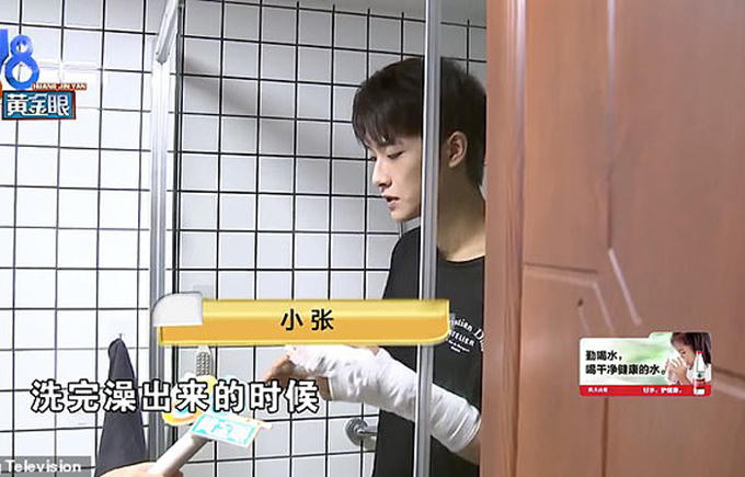 Zhang trả lời phỏng vấn với đài truyền hình Ninh Ba, tỉnh Chiết Giang. Ảnh: Zhejiang Television.