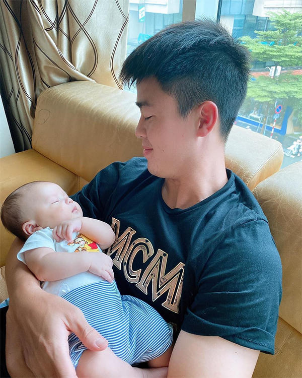 Duy Mạnh đăng ảnh chụp cùng con trai để cảm ơn những lời chúc mừng sinh nhật của bạn bè và người hâm mộ. Ảnh: DM.