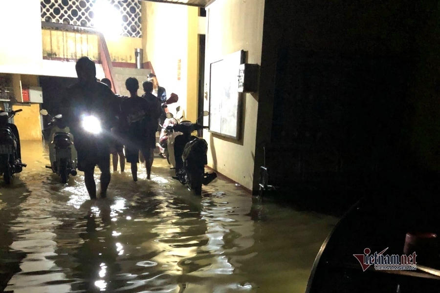 Thầy hiệu trưởng lội nước mang cơm cho sinh viên bị cô lập vì mưa lũ