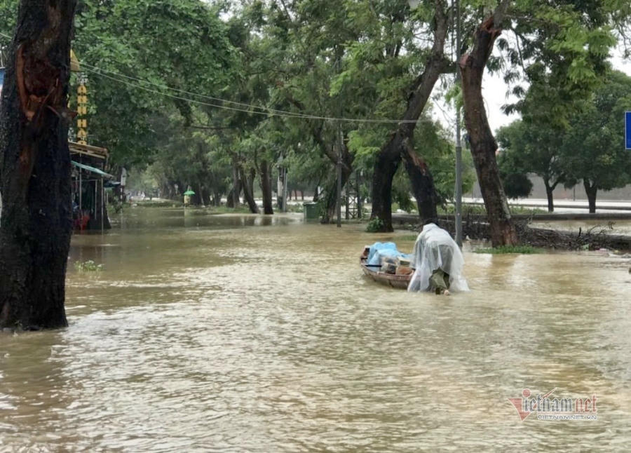 Thầy hiệu trưởng lội nước mang cơm cho sinh viên bị cô lập vì mưa lũ