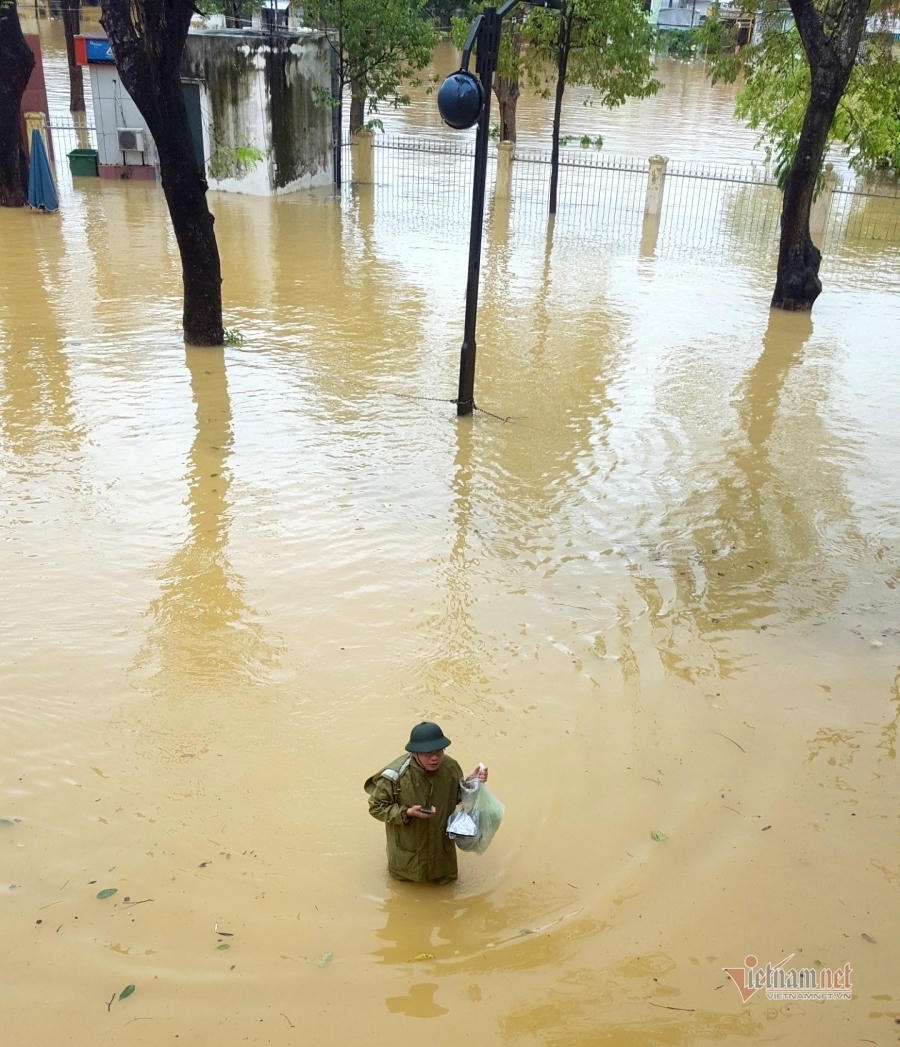 Thầy hiệu trưởng lội nước mang cơm cho sinh viên bị cô lập vì mưa lũ