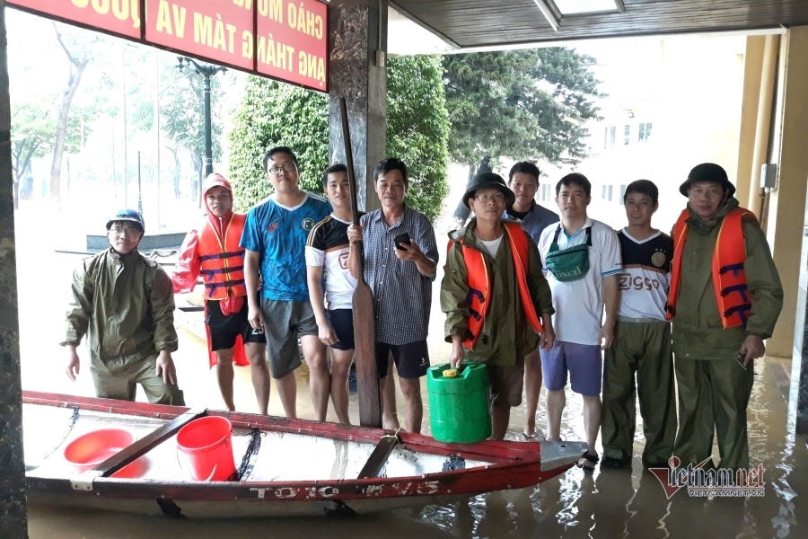 Thầy hiệu trưởng lội nước mang cơm cho sinh viên bị cô lập vì mưa lũ