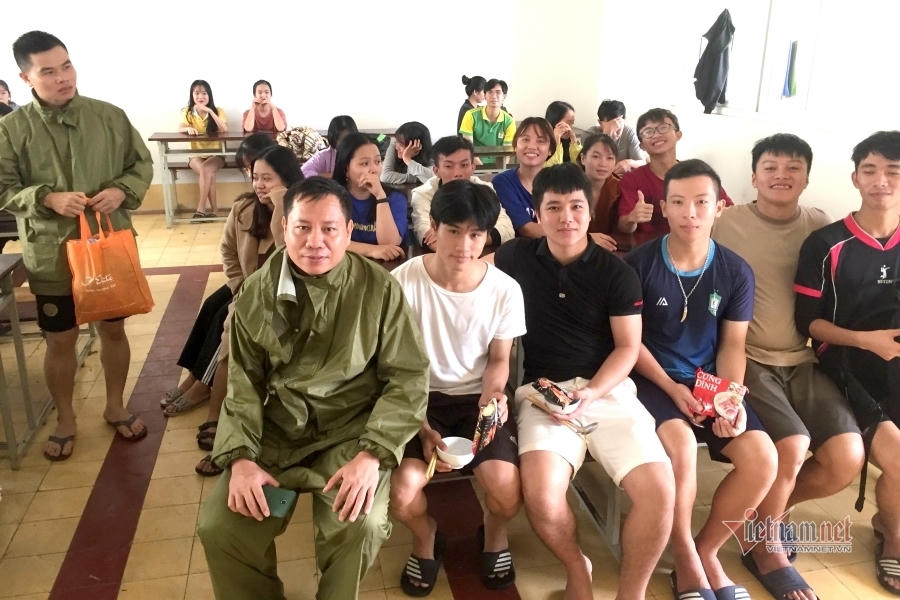Thầy hiệu trưởng lội nước mang cơm cho sinh viên bị cô lập vì mưa lũ