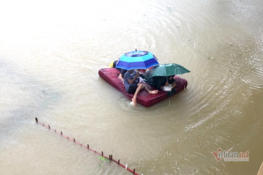 Thầy hiệu trưởng lội nước mang cơm cho sinh viên bị cô lập vì mưa lũ