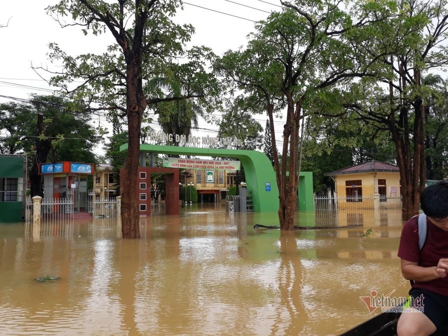 Thầy hiệu trưởng lội nước mang cơm cho sinh viên bị cô lập vì mưa lũ