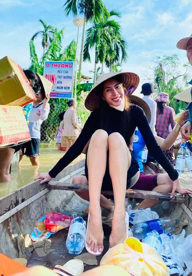 Thủy Tiên- Công Vinh trở lại miền Trung đợt 2 ngay trước cơn bão số 9