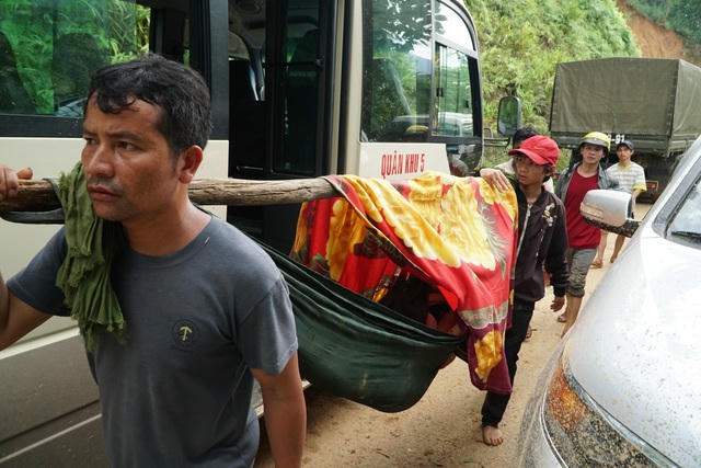 Sạt lở Trà Leng: “Nổ một tiếng lớn rồi bị vùi lấp hết luôn!” - 4