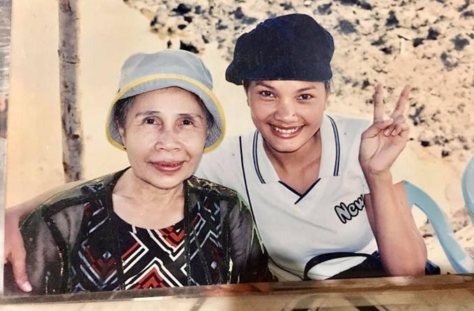 Diễn viên Kiều Trinh chụp cùng nghệ sĩ Ánh Hoa khi quay phim Mùa len trâu.