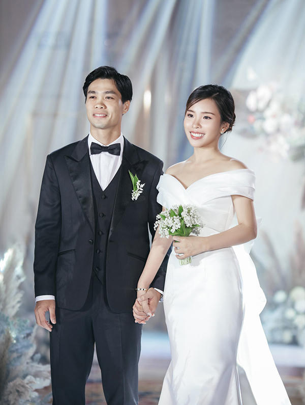 Công Phượng và vợ trong tiệc đính hôn hôm 3/6. Ảnh: NCPJ.