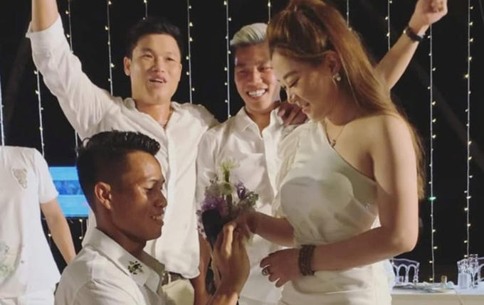 Văn Sơn quỳ gối cầu hôn bạn gái.