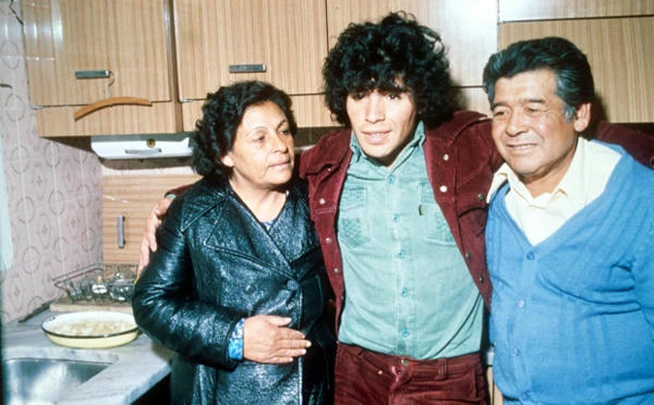 Sinh ra trong một gia đình đạo Thiên Chúa, Maradona là con trai cả trong 8 người con, lớn lên ở Villa Fiorito, một khu phố nghèo phía nam thủ đô Buenos Aires. Bố ông -thường được gọi với tên thân mật là Don Diego - là một công nhân nhà máy, từng từ chối để cậu con trai đầu lòng theo bóng đá vì cho rằng nghề này ít tiền, bạc bẽo. Mẹ của Maradona - bà Dona Tota - làm nội trợ nhưng có ảnh hưởng lớn tới huyền thoại Argentina và các anh chị em và bà luôn muốn Maradona theo nghề kế toán. Danh thủ một thời từng thổ lộ rằng bà Dona Tota không ít lần bỏ bữa và giả vờ ốm để nhường đồ ăn cho các con. Bà qua đời năm 2011.