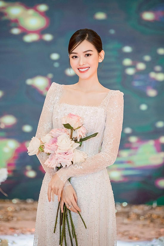 Tiệc cưới của Tường San diễn ra tại một trung tâm hội nghi lớn, với khoảng 100 bàn và