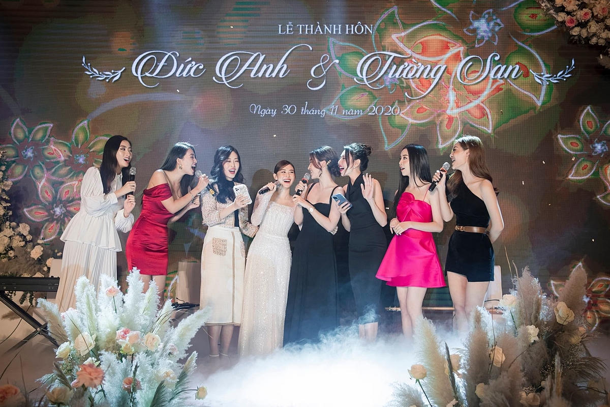 Các người đẹp cùng thể hiện ca khúc Cầu hôn, góp vui cho tiệc cưới.