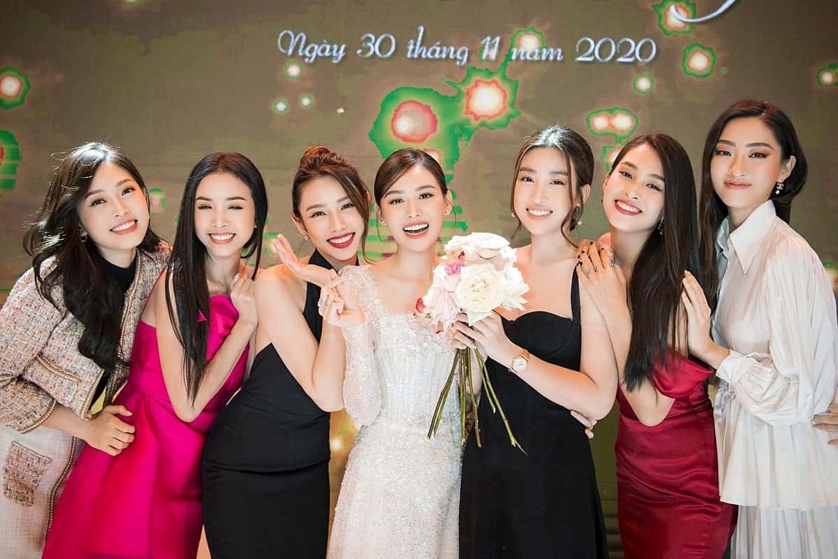 Tường San chỉ mời một số bạn bè thân thiết. Trong đó có dàn hoa hậu, á hậu nổi tiếng: Phương Nga, Thúy An, Thùy Tiên (từ trái qua), Lương Thùy Linh, Tiểu Vy, Đỗ Mỹ Linh (từ phải qua).