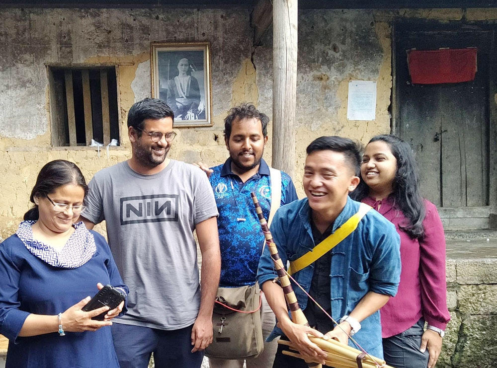 Khách Tây bất ngờ đến nhà, chàng trai H'Mông 'trúng' lớn