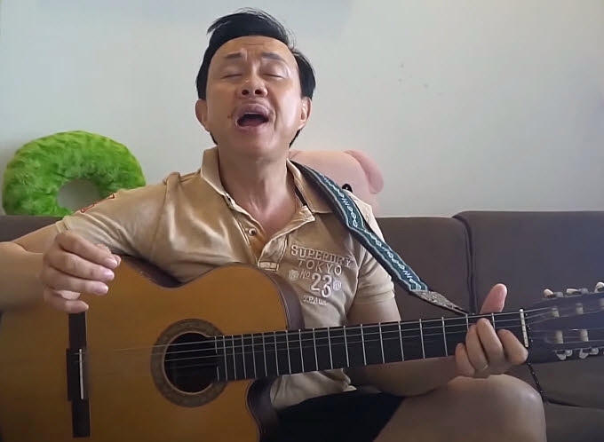 Trước đây, trung bình Chí Tài ở Việt Nam một tháng, ông bay về Mỹ thăm vợ. Nhưng từ khi về nước hồi cuối tháng 3, kế hoạch đoàn tụ bị ảnh hưởng vì dịch Covid-19. Sống một mình trong căn hộ chung cư, nỗi buồn luôn đeo bám Chí Tài. Vì thế, cố nghệ sĩ quyết định sắm cho mình một cây đàn guitar để ngân nga, giải tỏa nỗi nhớ người thân. Từng là một nghệ sĩ chơi guitar thời trai trẻ, ông vẫn dành tình yêu cho âm nhạc. Giọng hát của ông vẫn đong đầy cảm xúc, sự từng trải của người đàn ông tuổi xế chiều.Ngoài ra, ông thường gọi điện thoại video với bà xã ở Mỹ để tâm sự hàng ngày. Trong lần trò chuyện đầu tháng 9, Chí Tài không kiềm được nước mắt xúc động trước lời dặn dò của vợ. Anh đã đi năm tháng rồi. Vợ nhớ ông xã. Anh hãy giữ sức khỏe, ăn uống đầy đủ nhé, bà Phương Loan nói. Đáp lại lời vợ, Chí Tài hứa sẽ chăm lo sức khỏe và mong vắc-xin được sản xuất để hai vợ chồng sớm được gặp lại nhau. Song ước nguyện ấy đành mãi dang dở khi ông qua đời vì đột quỵ chiều 9/12.