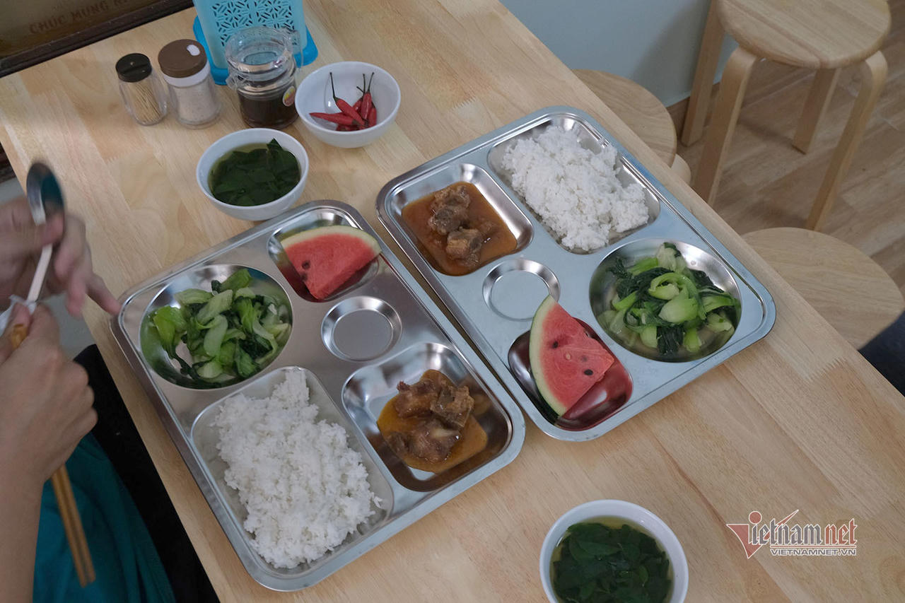 2.000 đồng mua được suất cơm tươm tất 'bao no' giữa lòng Hà Nội