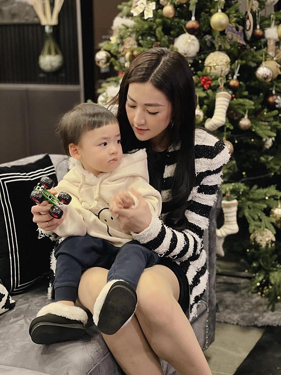 Á hậu Tú Anh chăm sóc con trai vì nhóc tỳ vừa bệnh cách đây ít ngày.