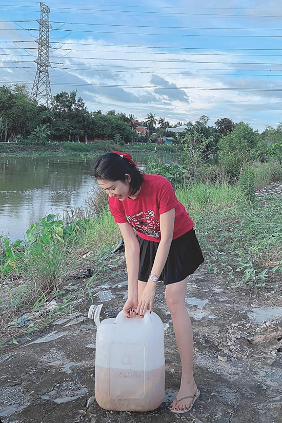 Diễn viên Thuý Ngân về quê Tiền Giang chăm bố bị bệnh. Cô tranh thủ phóng sinh cá để cầu nguyện sức khoẻ, bình an cho người thân.