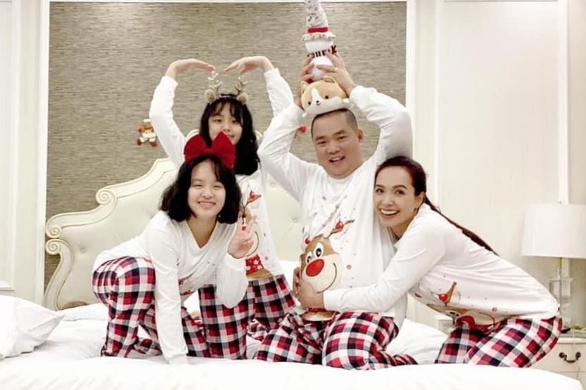 Gia đình Thuý Hạnh - Minh Khang diện trang phục đồng điệu với nhau