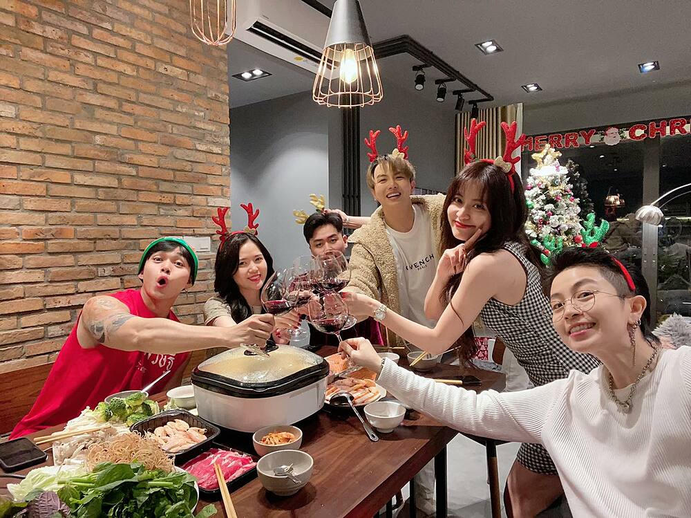 Jun Phạm (trái), Gil lê, Hoàng Thuỳ Linh, Duy Khánh (từ phải qua) tổ chức tiệc mừng Giáng sinh.