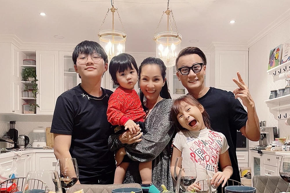 Gia đình Hoàng Bách cũng chọn ăn uống tại gia.