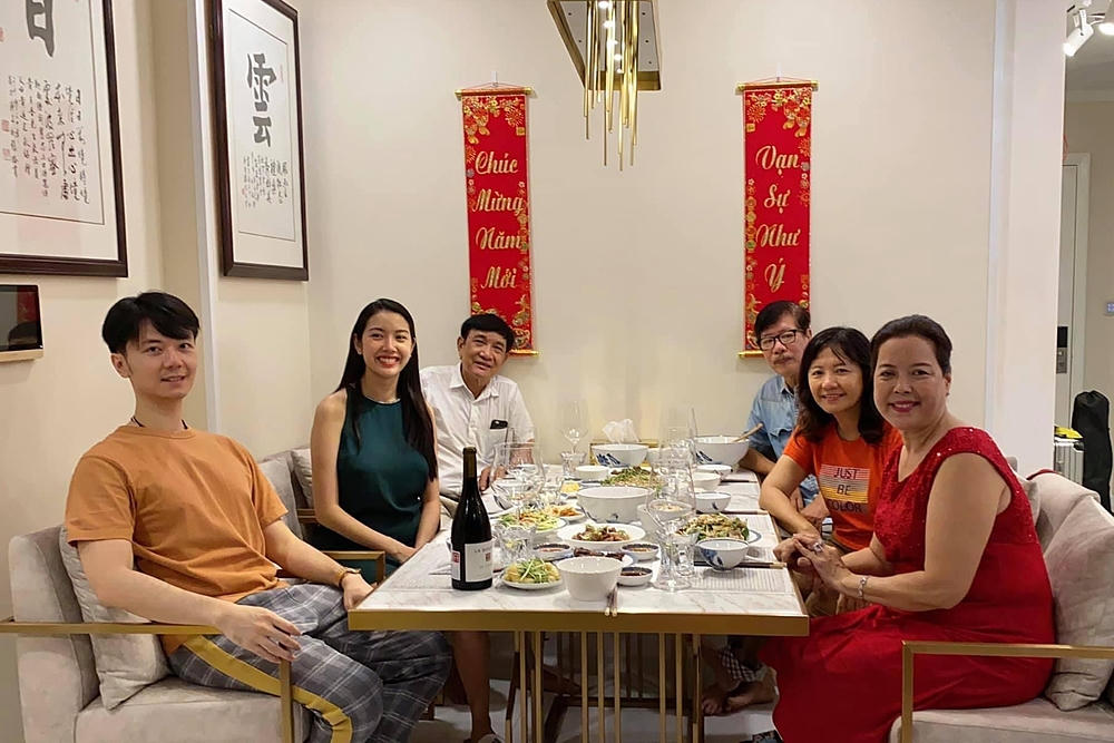 Vợ chồng Thuý Vân nấu bữa tối thịnh soạn và mời bố mẹ hai bên đến thưởng thức.