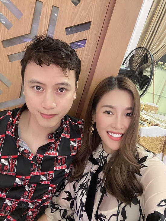 Vì biết Quế Vân nghén rất nặng, bạn trai hết lòng chăm sóc cô. Từng hành động nhỏ nhưng lãng mạn của anh khiến cô xúc động.