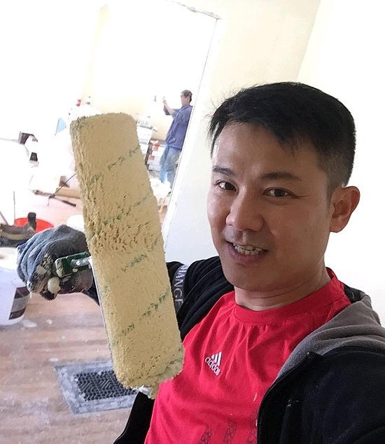 Vân Quang Long từng là ca sĩ gặt hái nhiều thành công từ lúc tham gia nhóm 1088 đến khi hoạt động solo. Song đầu năm 2018, anh quyết định một mình sang Mỹ bắt đầu cuộc sống mới, tìm một công việc ổn định ở thành phố Syracuse, bang New York. Từ một ca sĩ quen cầm micro trên sân khấu, Vân Quang Long phải làm quen với những công việc tay chân mà anh gọi vui là thợ hồ, lượm rác.