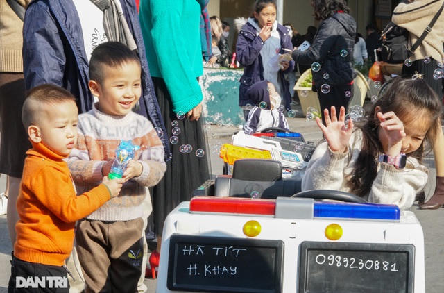 Các khu vui chơi ở Hà Nội đông nghịt người ngày đầu năm mới - 6