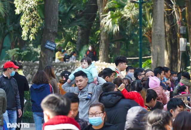 Các khu vui chơi ở Hà Nội đông nghịt người ngày đầu năm mới - 9