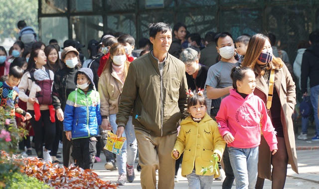 Các khu vui chơi ở Hà Nội đông nghịt người ngày đầu năm mới - 10