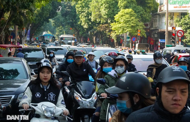 Các khu vui chơi ở Hà Nội đông nghịt người ngày đầu năm mới - 7