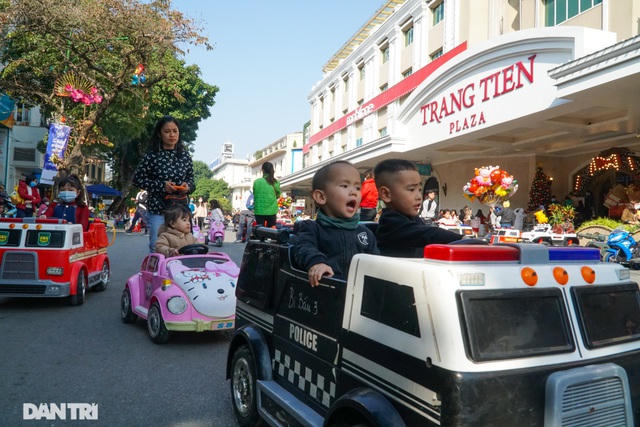 Các khu vui chơi ở Hà Nội đông nghịt người ngày đầu năm mới - 3