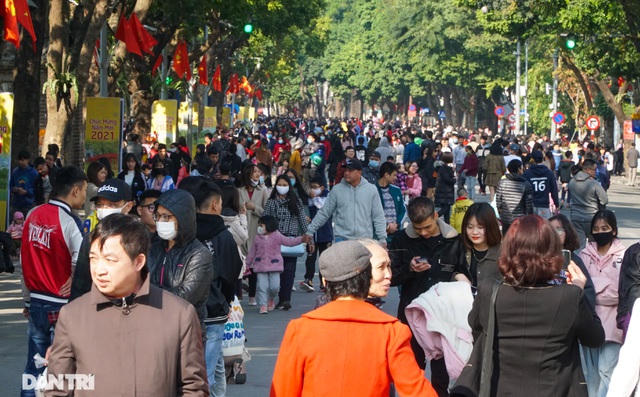 Các khu vui chơi ở Hà Nội đông nghịt người ngày đầu năm mới - 1