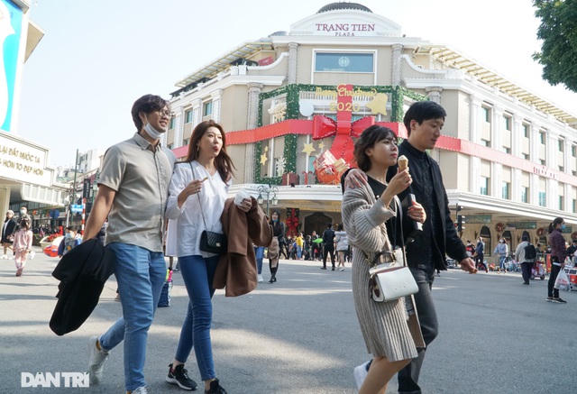 Các khu vui chơi ở Hà Nội đông nghịt người ngày đầu năm mới - 5