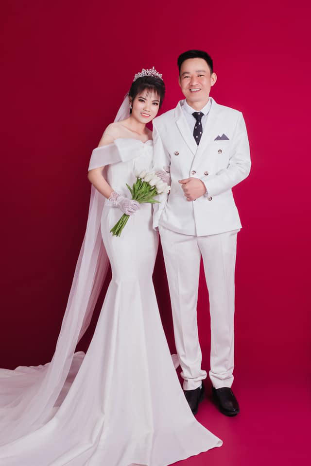 Nữ tuyển thủ lớn tuổi nhất của ĐT Việt Nam bất ngờ khoe ảnh cưới - Ảnh 1.