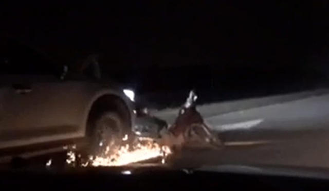 Tài xế lái ô tô say xỉn kéo lê xe máy tóe lửa trên đường - 1