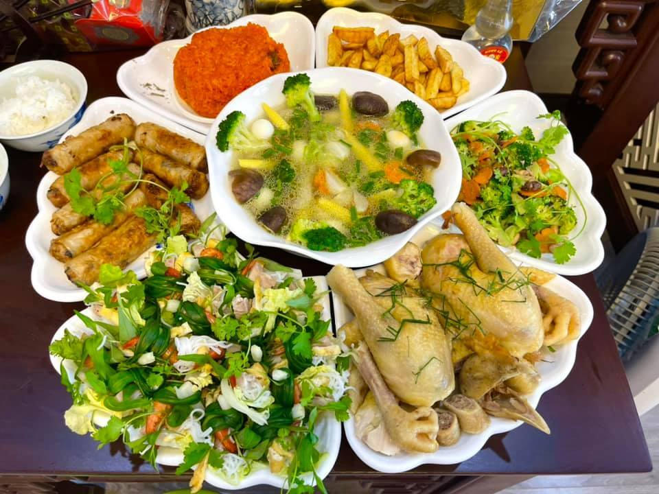 Mâm cỗ cúng Táo Quân của Công Lý, Tự Long, Hoàng Trang VTV