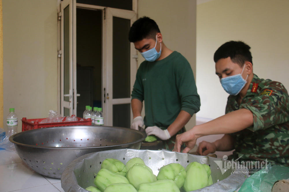 Bữa ăn 100 nghìn đồng mỗi ngày của người Hà Nội trong khu cách ly