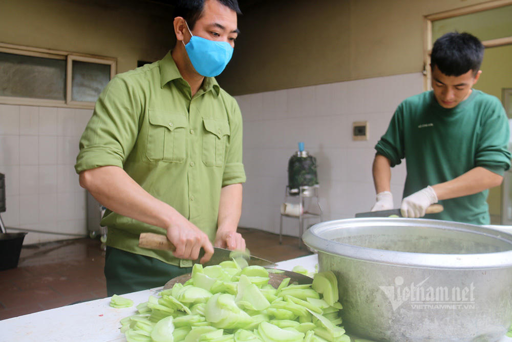 Bữa ăn 100 nghìn đồng mỗi ngày của người Hà Nội trong khu cách ly