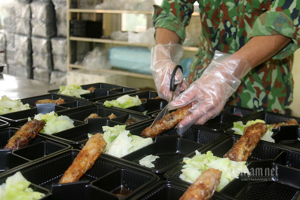 Bữa ăn 100 nghìn đồng mỗi ngày của người Hà Nội trong khu cách ly