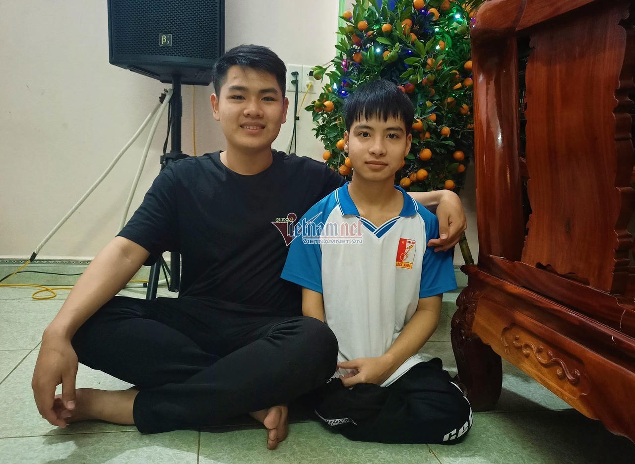 Cuộc hội ngộ của nam sinh 10 năm cõng bạn đến trường ở Thanh Hóa