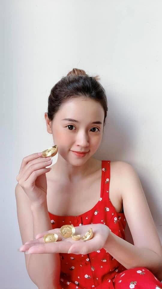 Loạt sao Việt "khoe vàng" gây choáng ngày vía Thần tài: Ngọc Trinh, Trang Trần... - Ảnh 6. Loạt sao Việt "khoe vàng" gây choáng ngày vía Thần tài: Ngọc Trinh, Trang Trần... - Ảnh 6.