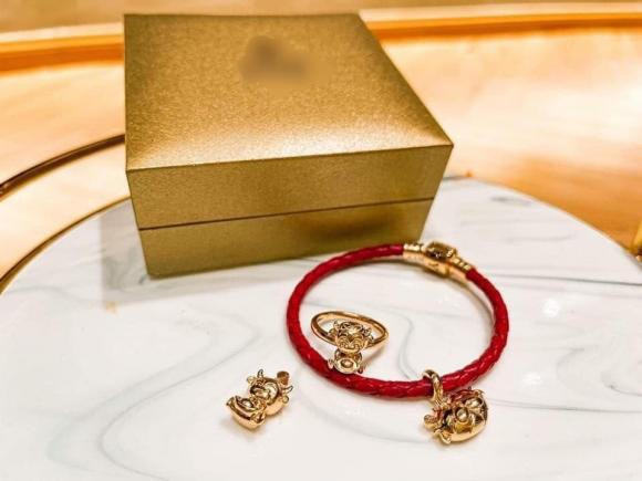 Loạt sao Việt "khoe vàng" gây choáng ngày vía Thần tài: Ngọc Trinh, Trang Trần... - Ảnh 8. Loạt sao Việt "khoe vàng" gây choáng ngày vía Thần tài: Ngọc Trinh, Trang Trần... - Ảnh 8.