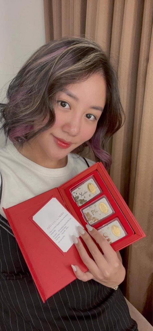 Loạt sao Việt "khoe vàng" gây choáng ngày vía Thần tài: Ngọc Trinh, Trang Trần... - Ảnh 9. Loạt sao Việt "khoe vàng" gây choáng ngày vía Thần tài: Ngọc Trinh, Trang Trần... - Ảnh 9.