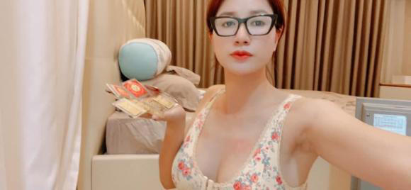 Loạt sao Việt "khoe vàng" gây choáng ngày vía Thần tài: Ngọc Trinh, Trang Trần... - Ảnh 5. Loạt sao Việt "khoe vàng" gây choáng ngày vía Thần tài: Ngọc Trinh, Trang Trần... - Ảnh 5.