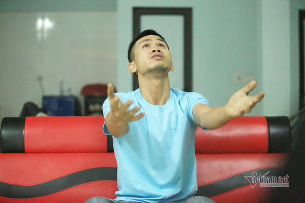 Vợ anh Nguyễn Ngọc Mạnh không thể tin nổi chồng mình cứu được cháu bé rơi từ tầng 12A chung cư