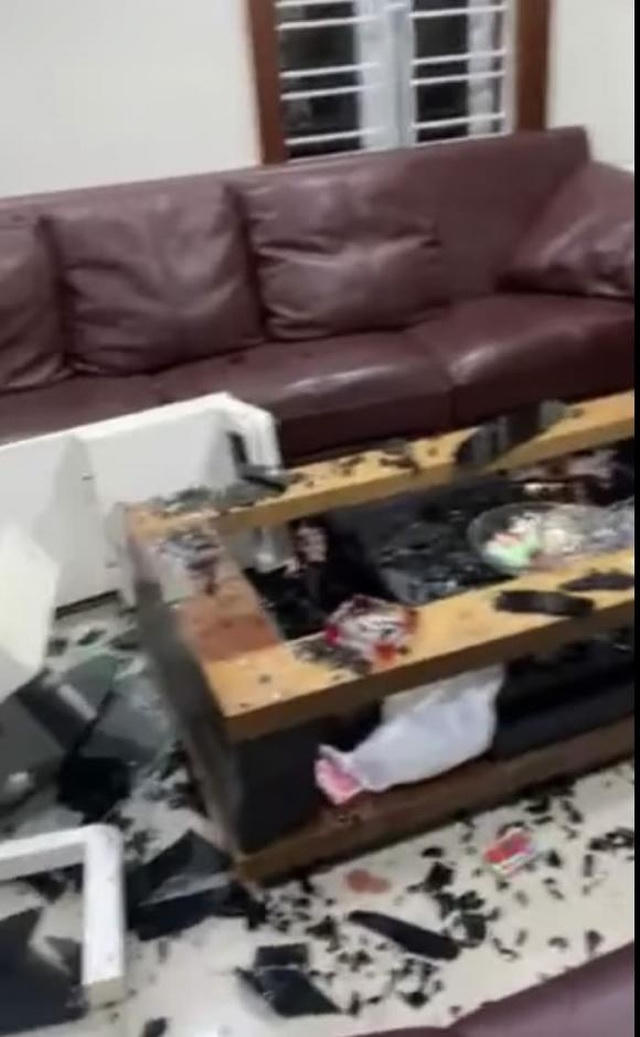 Quế Vân tung clip tố bạn trai đập phá nhà cửa, bỏ đi vì người phụ nữ khác - 1