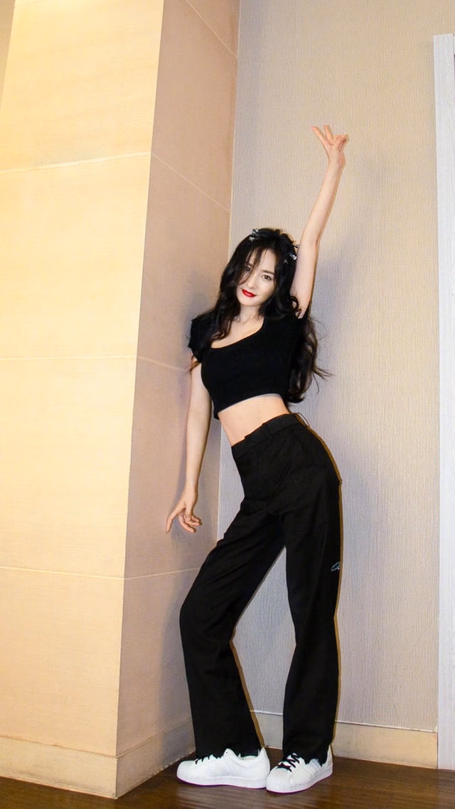 Dương Mịch mở màn trào lưu khoe eo độc đáo - 4